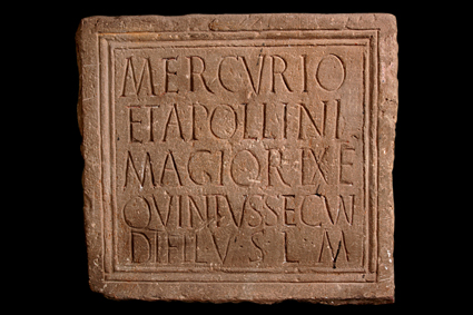 Relief comportant une dédicace à Apollon et Mercure par Magiorix et Quintus_0